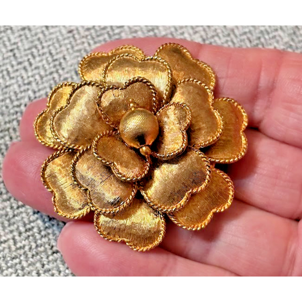 Vintage Samsan SA Heart Petal Flower Brooch Textured Gold Tone Mid Century Pin - Picture 6 of 9